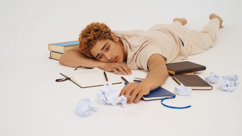 overwhelming-distractions-that-steal-better-focus