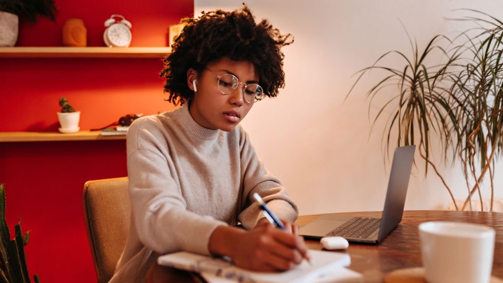 woman-embrace-learning